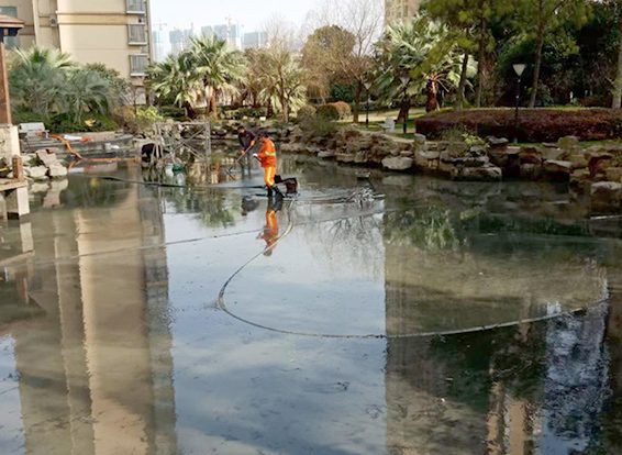 板桥镇景观池淤泥清理