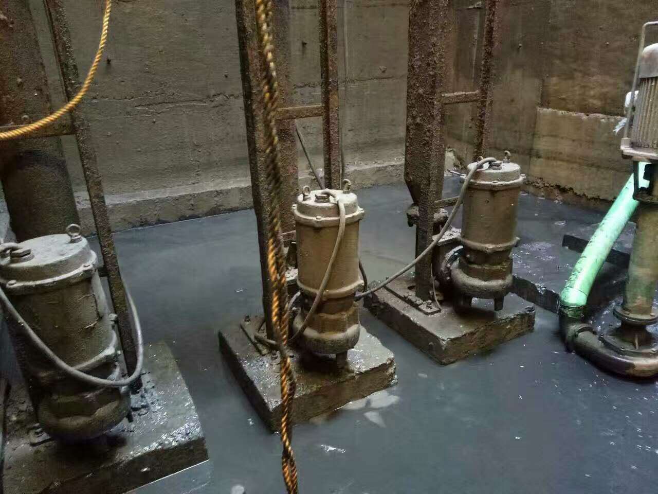 板桥镇污水池清理