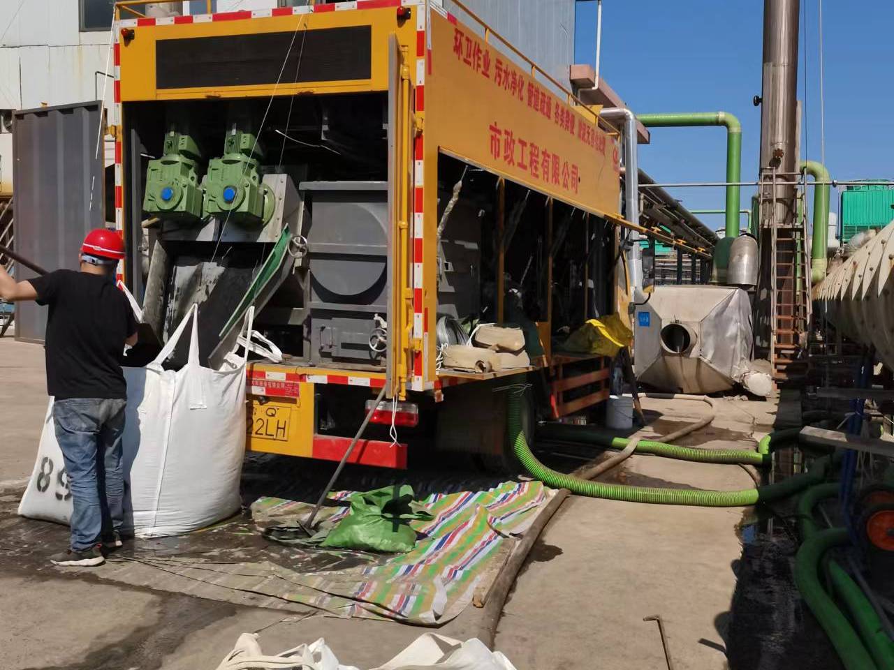 板桥镇淤泥压干处理